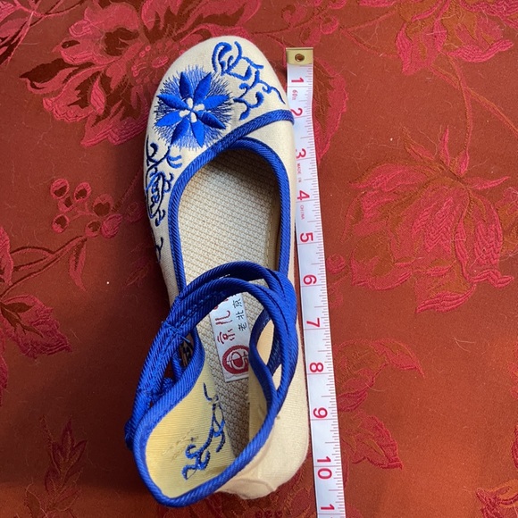 8.5 Women’s Shoes | Cotton Slipper w/Blue Design - Picture 7 of 8